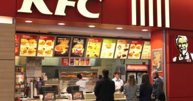 Stire din Social : KFC și Pizza Hut fac angajări. Iată ce caută