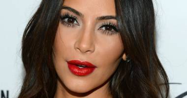 Stire din Monden : Kim Kardashian, însărcinată cu GEMENI?