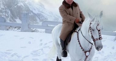 Kim Jong Un sfidează sancțiunile călare pe un cal alb, pe muntele sacru Paektu