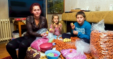 Stire din Actualitate : The Sun: "Copii români, plătiți mizerabil pentru a asambla jucării Kinder"