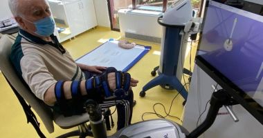Kinetoterapia robotică vă ajută să vă recuperați mâna paralizată