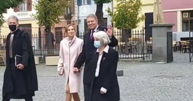 Stire din Actualitate : Klaus Iohannis şi soţia sa, reclamaţi la poliţie că nu au purtat masca de protecţie: „Indiferent de statut, legea trebuie respectată"