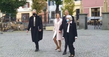 Stire din Politică-Administrație : Iohannis, întâmpinat cu proteste la Sibiu. Mesajul ironic în limba maghiară afișat de protestatari
