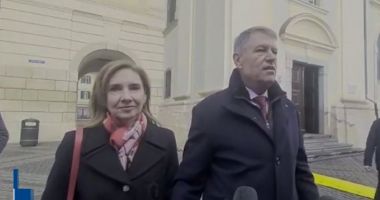 Stire din Politică-Administrație : Klaus Iohannis, la biserică în ziua de Crăciun: "Linişte în suflet şi să trecem cu bine peste această perioadă grea!"