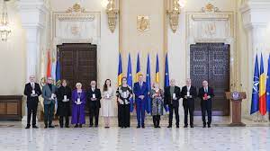 Stire din Politică-Administrație : Președintele Iohannis a decorat o serie de personalități și instituții de cultură cu prilejul Zilei Culturii Naționale