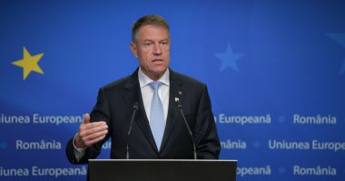 Stire din Politică-Administrație : Klaus Iohannis se uită îngrijorat de la Bruxelles la situația politică din țară