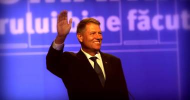 Stire din Social : Klaus Iohannis, întâmpinat cu pâine și sare la manifestările de Ziua Națională