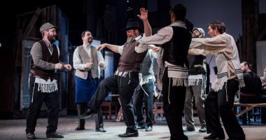 Stire din Cultură-Educație : Astă-seară, la Casa de Cultură, celebrul musical „Scripcarul pe acoperiș”, în SEAS 2024