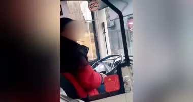 Stire din Social : Șofer de la CT BUS, reclamat de călători după ce ar fi fumat în timpul cursei