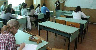 Stire din Cultură-Educație : "Veterani" disperați după diplome!  La 40 de ani, s-au înscris în clasa a IX-a