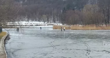 Stire din Actualitate : Copil de 13 ani, salvat ca prin minune după ce gheaţa unui lac pe care se juca s-a spart