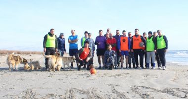 Stire din Eveniment : La Capu Midia, militarii și câinii unității au făcut, astăzi, sport împreună