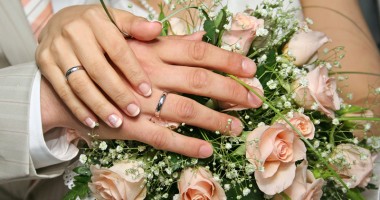 Stire din Social : La ce vârstă se căsătoresc românii și când divorțează