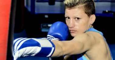 Stire din Sport : Lăcrămioara Perijoc, fotbalista din ringul de box