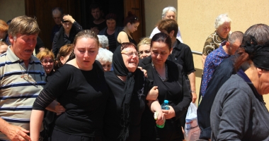 Lacrimi și durere pe ultimul drum al Adrianei Farcaș. "Criminalul acesta trebuie chinuit. Legile sunt prea blânde pentru el" - 3