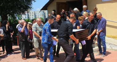 Stire din Eveniment : Lacrimi și durere pe ultimul drum al Adrianei Farcaș. "Criminalul acesta trebuie chinuit. Legile sunt prea blânde pentru el"
