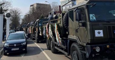 Lacrimi şi durere la înmormântarea militarilor căzuţi la datorie, în accidentele aviatice de la Constanţa - 2
