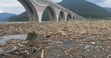 Stire din Actualitate : Raed Arafat, despre dezastrul ecologic de pe Lacul Bicaz: "Să îl cureţe cu Romsilva şi Apele Române"