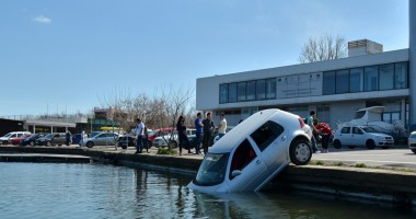 Stire din Eveniment : Mașină căzută în lacul Tăbăcărie