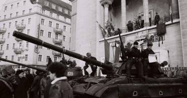 Imagini document / 25 DE ANI DE LA REVOLUȚIE - 22 decembrie 1989: Fuga lui Ceaușescu și zeci de mii de oameni în stradă, sub tiruri de gloanțe - 6