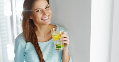 Stire din Sănătate : Efectele binefăcătoare ale lămâii cu apă caldă