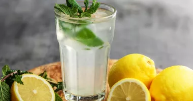 Stire din Sănătate : Beți apă cu lămâie pentru reflux? Iată ce spun specialiștii despre acest obicei
