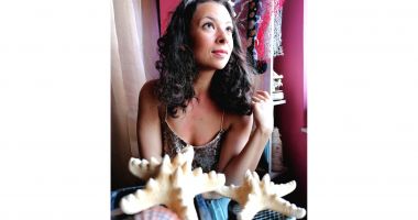 Stire din Cultură-Educație : Actriţa Arina Cojocaru lansează cartea „Lecția de zbor”