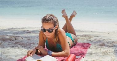 Stire din Cultură-Educație : Lansare de carte pe plaja „Neversea Beach”