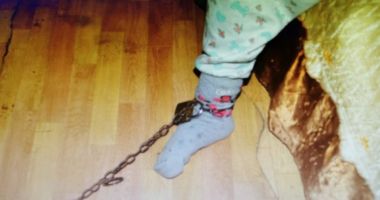 Stire din Eveniment : O bunică își ținea nepoata de 10 ani legată cu lanțul de picior, în casă