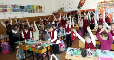 Stire din Cultură-Educație : "Lanțul mânuțelor fericite" sau cum se pot feri preșcolarii de hepatita A