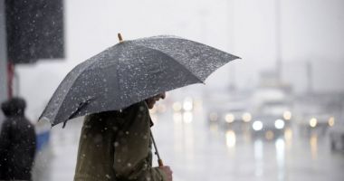 Stire din Social : DE LA SANIE, LA UMBRELĂ! VIN PLOILE ȘI FRIGUL, LA CONSTANȚA