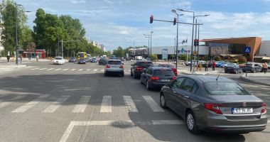 Şoferi, atenţie! Intersecţie intens circulată, închisă pentru lucrări!