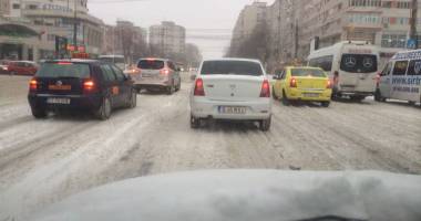 GALERIE FOTO. IARNA ȘI-A INTRAT ÎN DREPTURI! SE CIRCULĂ JALNIC PE STRĂZILE DIN CONSTANȚA - 3