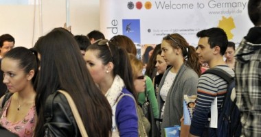 Stire din Cultură-Educație : Cum pot fi ajutați tinerii să nu mai plece din țară