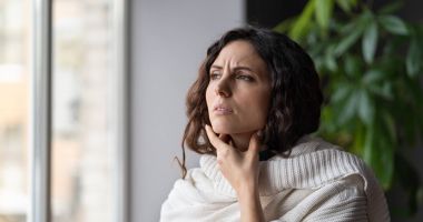 Stire din Sănătate : Suferiţi de laringită? Evitați alimentele și băuturile condimentate!
