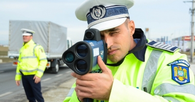 Lăsați pietoni după ce au fost prinși "zburând" pe DN 2A - 2