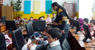Stire din Eveniment : Copii rupți de foame,  atrași la școală cu… desene animate