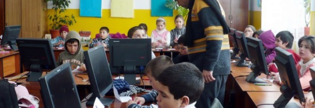 Copii rupți de foame, atrași la școală cu… desene animate - 2