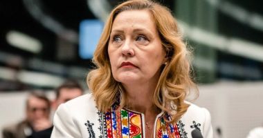 Stire din Politică-Administrație : Elena Lasconi acuză CCR: “Se joacă cu siguranţa naţională!”