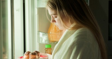 Stire din Sănătate : Ce mâncare să eviți înainte de culcare