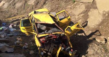 Stire din Eveniment : IMAGINI INCREDIBILE! La un pas de tragedie! Mașină căzută în gol de la patru metri înălțime