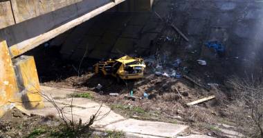 IMAGINI INCREDIBILE! La un pas de tragedie! Mașină căzută în gol de la patru metri înălțime - 4