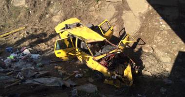 IMAGINI INCREDIBILE! La un pas de tragedie! Mașină căzută în gol de la patru metri înălțime - 5