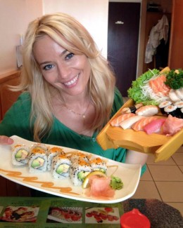 Stire din Monden : Laura Cosoi, mic dejun cu sushi