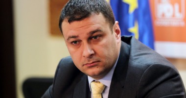 Stire din Politică-Administrație : "Laura Georgescu nu va fi demisă  pentru că este utilă lui Ghiță și lui Ponta"