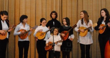 Stire din Cultură-Educație : Serenade și chansonete azi în mall