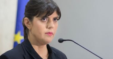 Laura Kovesi a ajuns Parchet, pentru audieri. A primit flori, simpatizanții au scandat mesaje antiguvernamentale