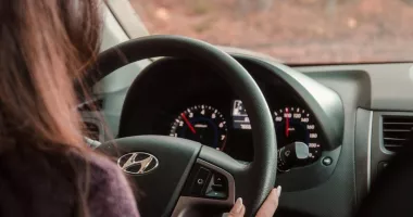 Stire din Eveniment : Șofat fără permis și sub influența alcoolului. Doi tineri reținuți după o cursă încheiată cu accidente
