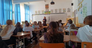 Stire din Eveniment : Lecţie de la pompierii constănţeni, pentru elevi. Le-au fost „predate” situaţiile de urgenţă