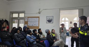 Stire din Social : Lecții de circulație pentru livratorii asiatici și africani, oferite de Poliția Rutieră . Câte accidente s-au produs din cauza lor